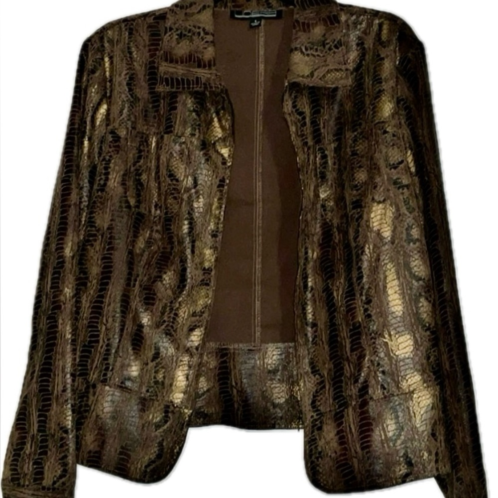 “Yaaasss!” Lol Women Blazer with snake skin-like hints of leather. Middle Zipper